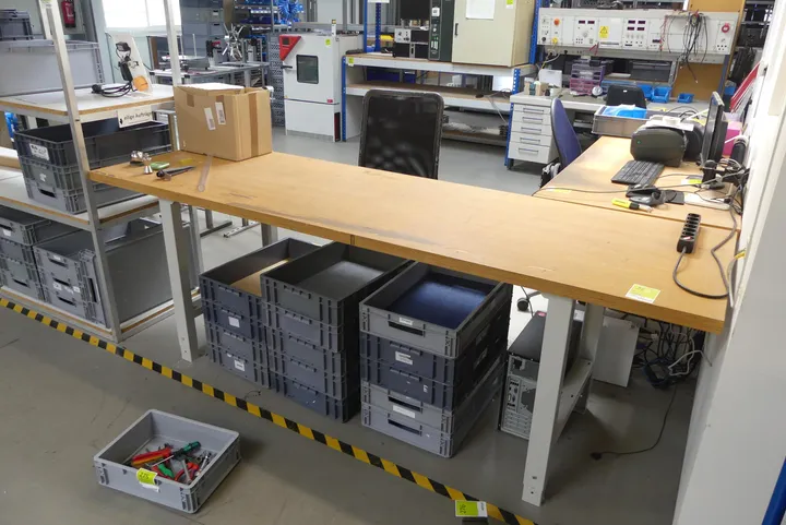 Tisch, mit Bürostuhl, ohne Inhalt Maße in cm ca. 250 x 75